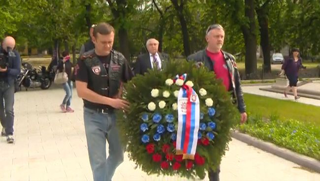 Ночные волки в Венгрии возложили венок к мемориалу советским воинам Ночные волки в Венгрии возложили венок к мемориалу советским воинам