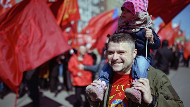 Участники первомайской демонстрации в Новосибирске