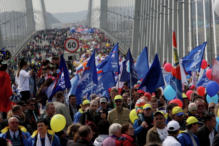 Участники первомайского шествия на Золотом мосту во Владивостоке Участники первомайского шествия на Золотом мосту во Владивостоке