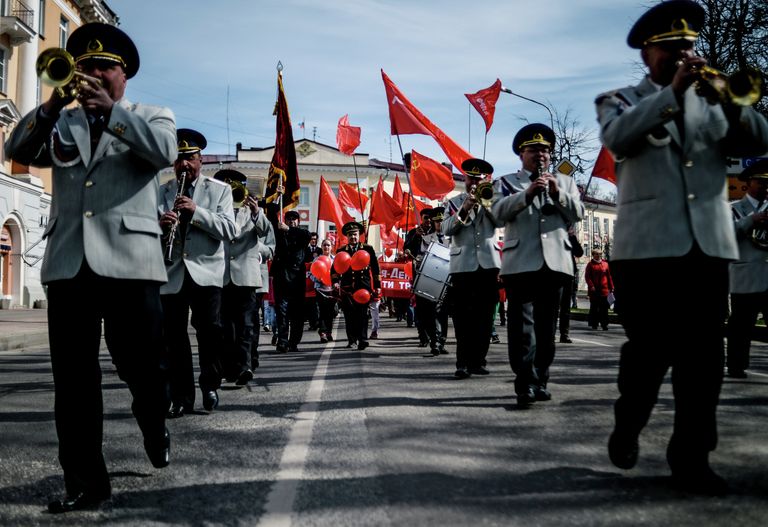 Музыканты духового оркестра во время первомайского шествия в Великом Новгороде Музыканты духового оркестра во время первомайского шествия в Великом Новгороде