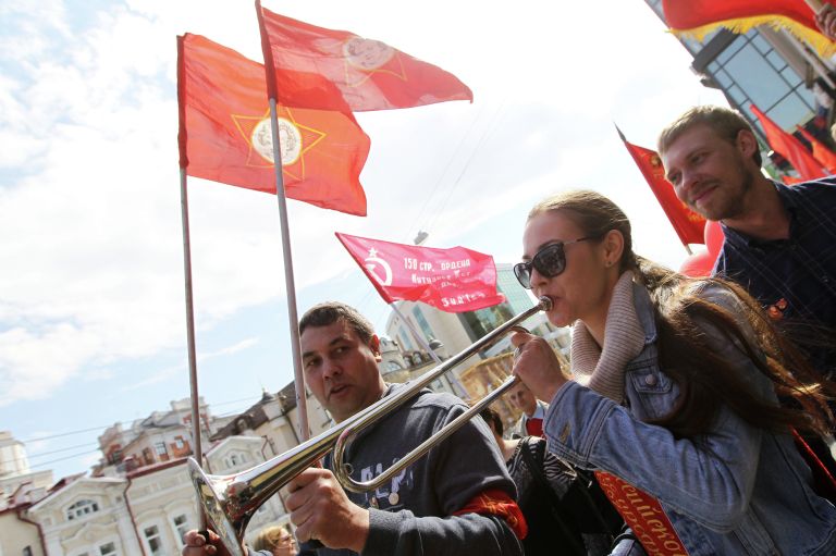 Участники первомайского шествия и митинга в Казани Участники первомайского шествия и митинга в Казани