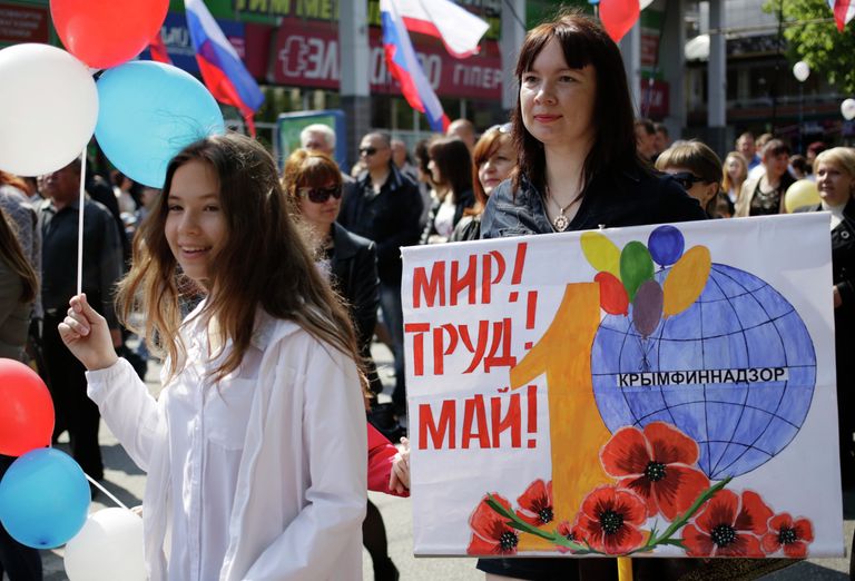 Участники первомайского шествия в Симферополе Участники первомайского шествия в Симферополе