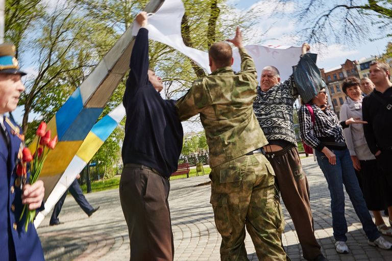 Проукраинский активист отбирает плакат у участников первомайского митинга в Харькове Проукраинский активист отбирает плакат у участников первомайского митинга в Харькове