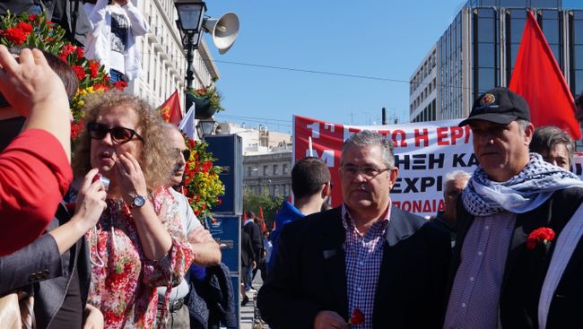 Лидер Компартии Греции Димитрис Куцумбас на первомайской демонстрации в Афинах