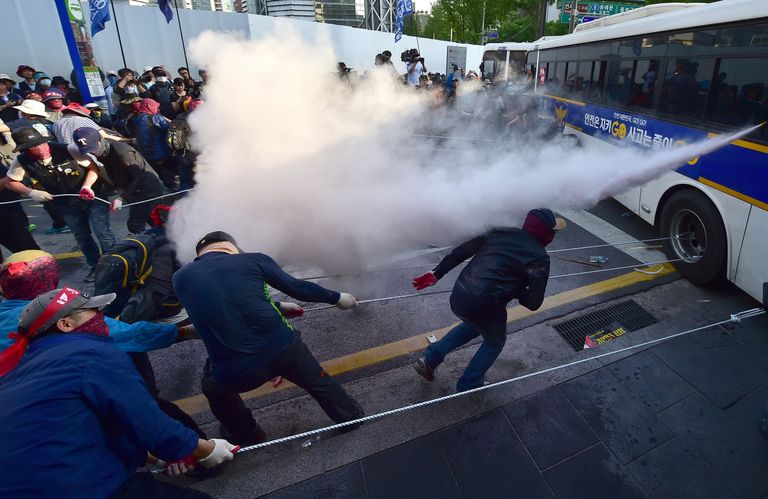 Столкновение участников первомайского шествия с полицией в Сеуле, Южная Корея Столкновение участников первомайского шествия с полицией в Сеуле, Южная Корея