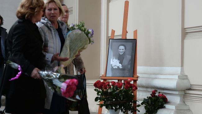 Цветы у Большого театра в память о Майе Плисецкой Цветы у Большого театра в память о Майе Плисецкой
