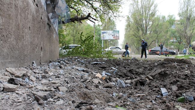 Последствия обстрелов в Донецке. Архивное фото Последствия обстрелов в Донецке. Архивное фото