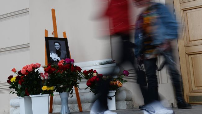 Цветы у Большого театра в память о Майе Плисецкой Цветы у Большого театра в память о Майе Плисецкой