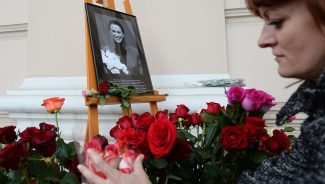 Цветы у Большого театра в память о Майе Плисецкой Цветы у Большого театра в память о Майе Плисецкой