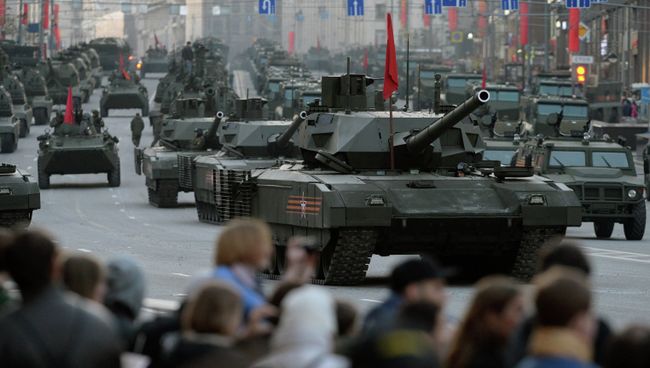 Танки Т-14 на гусеничной платформе Армата во время репетиции военного парада в Москве. Архивное фото Танки Т-14 на гусеничной платформе Армата во время репетиции военного парада в Москве. Архивное фото