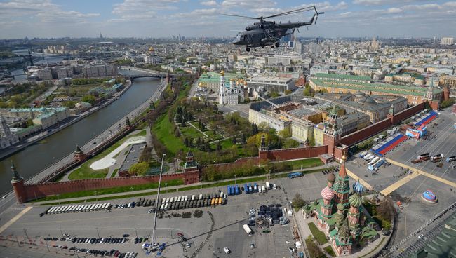 Вертолет Ми-8 во время репетиции воздушной части военного парада в Москве. Архивное фото. Вертолет Ми-8 во время репетиции воздушной части военного парада в Москве. Архивное фото.