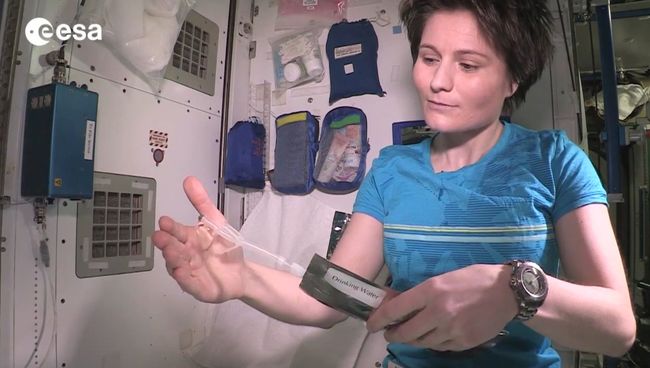 Астронавт на МКС показала, как принимать душ и мыть голову в космосе Астронавт на МКС показала, как принимать душ и мыть голову в космосе