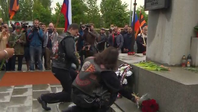 Ночные волки почтили память советских солдат возложением цветов в Праге Ночные волки почтили память советских солдат возложением цветов в Праге