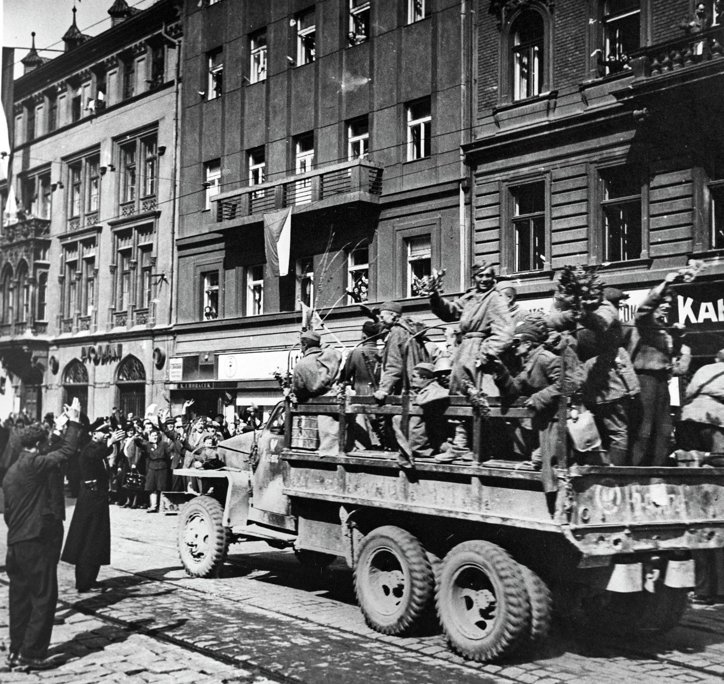 Советские войска в Праге в мае 1945 г. Советские войска в Праге в мае 1945 г.