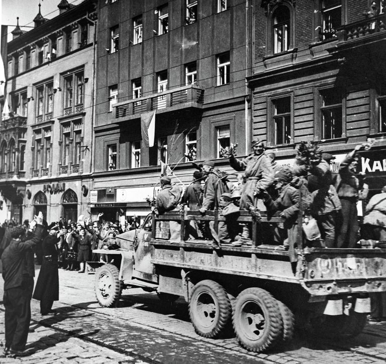 Советские войска в Праге в мае 1945 г. Советские войска в Праге в мае 1945 г.