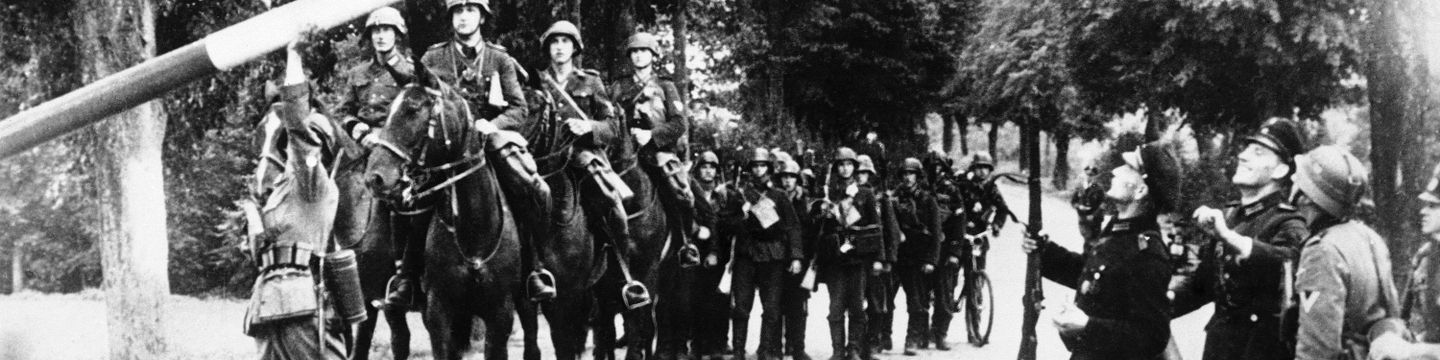 Немецкие солдаты проходят пограничный пост у Данцига (Гданьск) Немецкие солдаты проходят пограничный пост у Данцига (Гданьск)