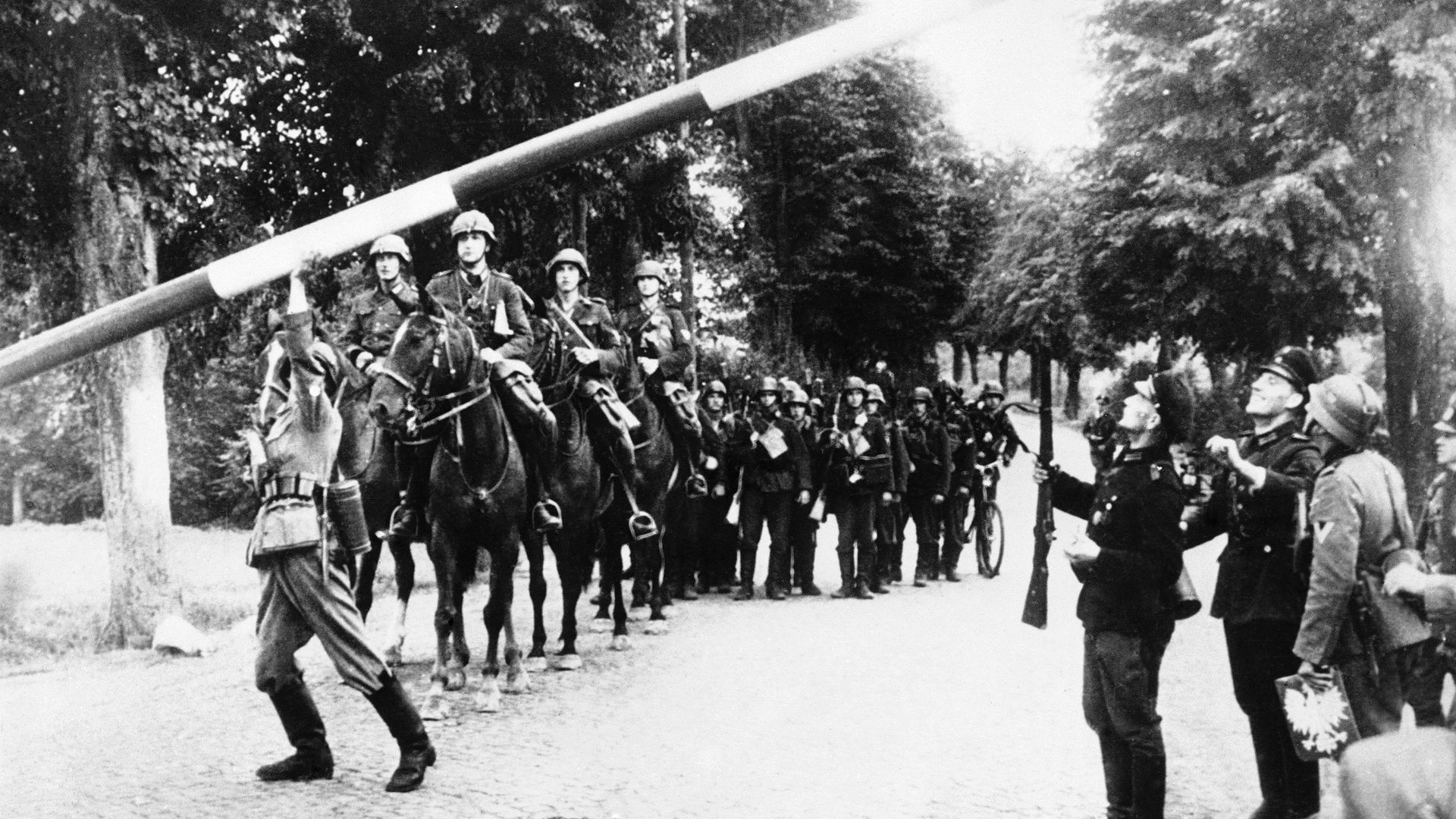 Немецкие солдаты проходят пограничный пост у Данцига (Гданьск) 16 сентября 1939 года Немецкие солдаты проходят пограничный пост у Данцига (Гданьск) 16 сентября 1939 года - РИА Новости, 1920, 28.10.2022