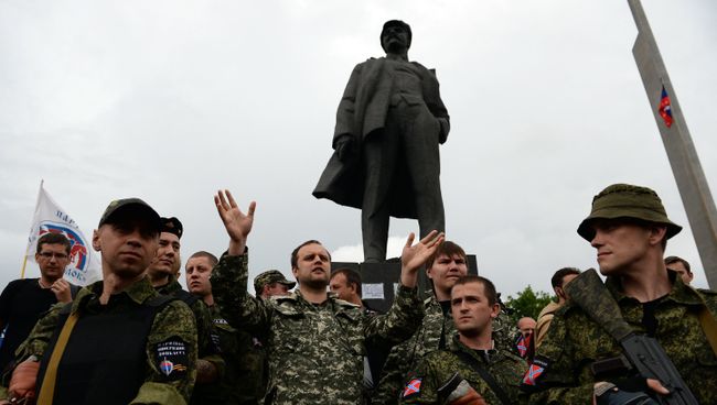 Бойцы народного ополчения Донбасса возле памятника Ленину в Донецке Бойцы народного ополчения Донбасса возле памятника Ленину в Донецке