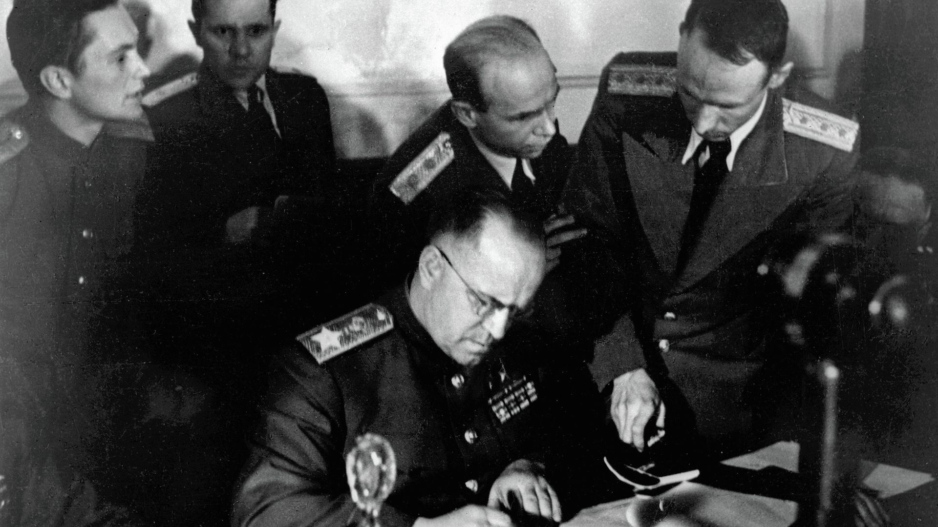 Маршал Советского Союза Георгий Константинович Жуков (в центре) подписывает Акт о безоговорочной капитуляции фашистской Германии в Карлсхорсте в Берлине Маршал Советского Союза Георгий Константинович Жуков (в центре) подписывает Акт о безоговорочной капитуляции фашистской Германии в Карлсхорсте в Берлине - РИА Новости, 1920, 08.05.2020