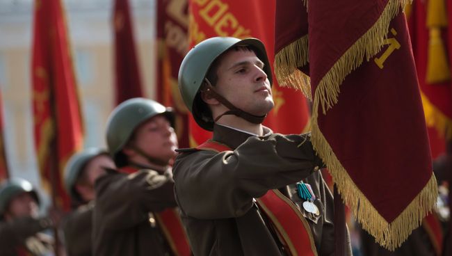 Военнослужащие знаменной группы во время генеральной репетиции военного парада Военнослужащие знаменной группы во время генеральной репетиции военного парада