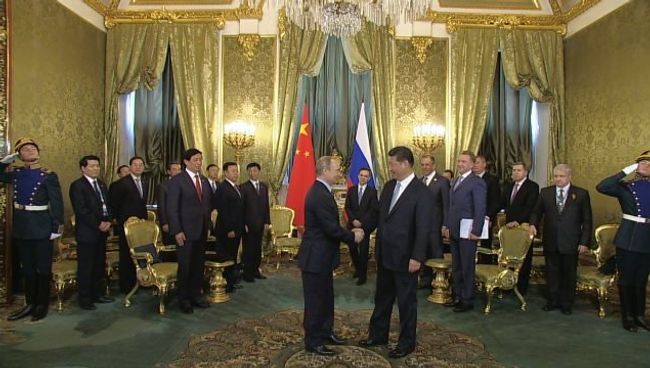 Си Цзиньпин и Владимир Путин пожали друг другу руки на встрече в Кремле Си Цзиньпин и Владимир Путин пожали друг другу руки на встрече в Кремле