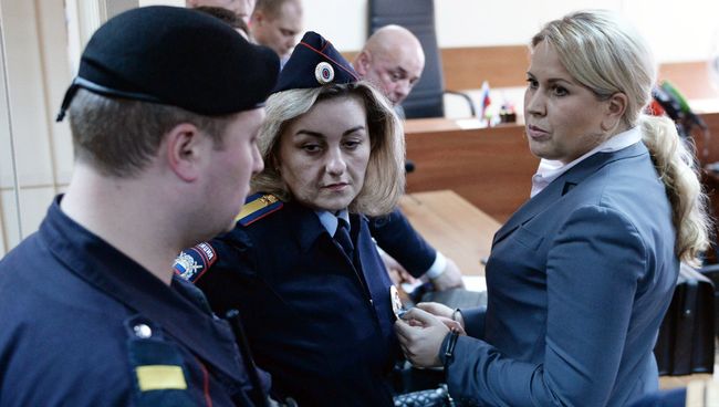Сотрудники правоохранительных органов берут под стражу бывшую главу департамента имущественных отношений министерства обороны России Евгению Васильеву Сотрудники правоохранительных органов берут под стражу бывшую главу департамента имущественных отношений министерства обороны России Евгению Васильеву