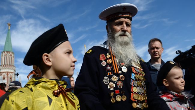 Ветеран Великой Отечественной войны перед началом военного парада в ознаменование 70-летия Победы в Великой Отечественной войне 1941-1945 годов. Архивное фото Ветеран Великой Отечественной войны перед началом военного парада в ознаменование 70-летия Победы в Великой Отечественной войне 1941-1945 годов. Архивное фото
