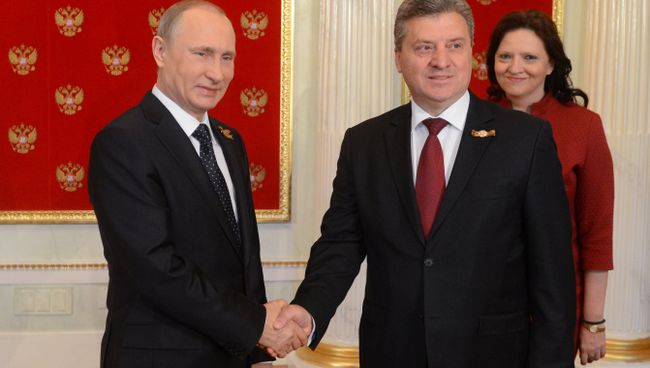 9 мая 2015. Президент Российской Федерации Владимир Путин (слева) и президент Республики Македония Георге Иванов. Архивное фото 9 мая 2015. Президент Российской Федерации Владимир Путин (слева) и президент Республики Македония Георге Иванов. Архивное фото