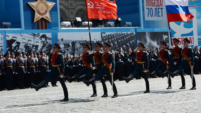 Военнослужащие знаменной группы во время военного парада в ознаменование 70-летия Победы в Великой Отечественной войне