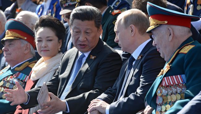 Президент Российской Федерации Владимир Путин и председатель Китайской Народной Республики Си Цзиньпин во время военного парада в ознаменование 70-летия Победы в Великой Отечественной войне