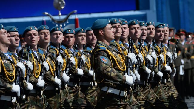 Военнослужащие Вооруженных сил Белоруссии во время военного парада в ознаменование 70-летия Победы в Великой Отечественной войне Военнослужащие Вооруженных сил Белоруссии во время военного парада в ознаменование 70-летия Победы в Великой Отечественной войне