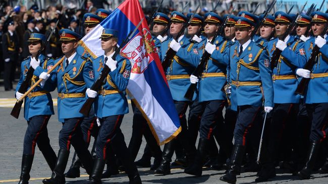 Военнослужащие Вооруженных сил Сербии во время военного парада в ознаменование 70-летия Победы в Великой Отечественной войне Военнослужащие Вооруженных сил Сербии во время военного парада в ознаменование 70-летия Победы в Великой Отечественной войне