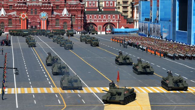 Колонна военной техники во время военного парада в ознаменование 70-летия Победы в Великой Отечественной войне Колонна военной техники во время военного парада в ознаменование 70-летия Победы в Великой Отечественной войне