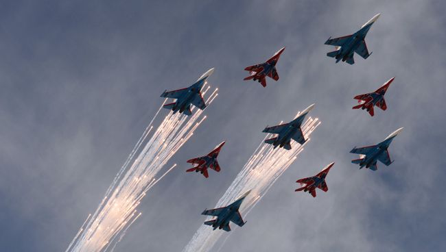 Многоцелевые истребители Су-27 пилотажной группы Русские Витязи и МиГ-29 пилотажной группы Стрижи. Архивное фото Многоцелевые истребители Су-27 пилотажной группы Русские Витязи и МиГ-29 пилотажной группы Стрижи. Архивное фото