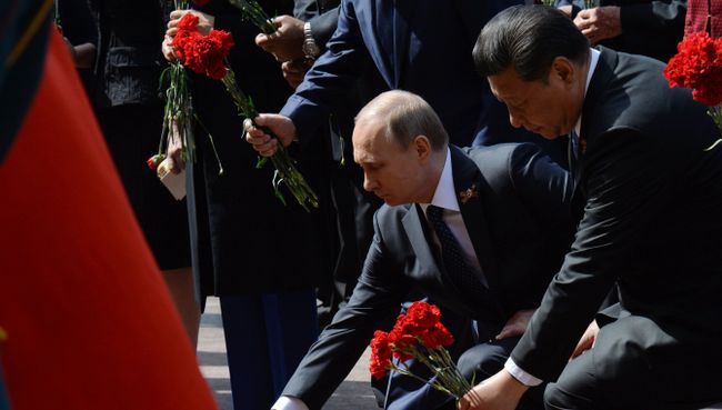 Президент Российской Федерации Владимир Путин и председатель Китайской Народной Республики Си Цзиньпин на церемонии совместного возложения цветов к Могиле Неизвестного солдата в Александровском саду Президент Российской Федерации Владимир Путин и председатель Китайской Народной Республики Си Цзиньпин на церемонии совместного возложения цветов к Могиле Неизвестного солдата в Александровском саду