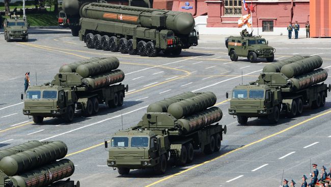Зенитные ракетные комплексы С-400 Триумф во время военного парада в ознаменование 70-летия Победы в Великой Отечественной войне. Архивное фото Зенитные ракетные комплексы С-400 Триумф во время военного парада в ознаменование 70-летия Победы в Великой Отечественной войне. Архивное фото