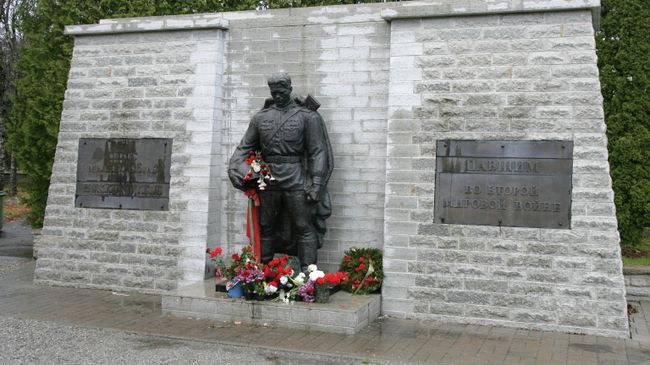 Памятник советскому Воину-освободителю Бронзовый солдат на таллинском Военном кладбище. Архивное фото Памятник советскому Воину-освободителю Бронзовый солдат на таллинском Военном кладбище. Архивное фото