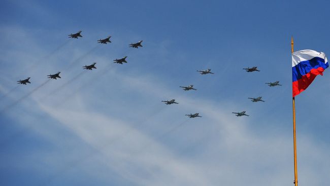 Многоцелевые истребители МиГ-29 и штурмовики Су-25 во время военного парада в ознаменование 70-летия Победы в Великой Отечественной войне Многоцелевые истребители МиГ-29 и штурмовики Су-25 во время военного парада в ознаменование 70-летия Победы в Великой Отечественной войне