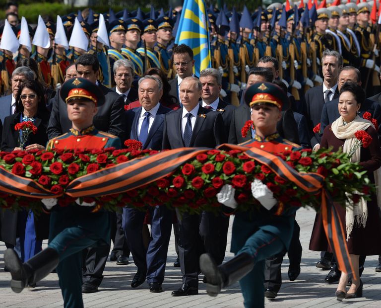 Президент Российской Федерации Владимир Путин на церемонии совместного возложения цветов к Могиле Неизвестного Солдата в Александровском саду Президент Российской Федерации Владимир Путин на церемонии совместного возложения цветов к Могиле Неизвестного Солдата в Александровском саду