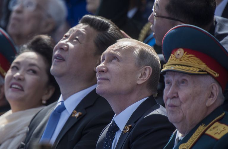 Президент Российской Федерации Владимир Путин и председатель Китайской Народной Республики Си Цзиньпин с супругой Пэн Лиюань во время военного парада в ознаменование 70-летия Победы в Великой Отечественной войне Президент Российской Федерации Владимир Путин и председатель Китайской Народной Республики Си Цзиньпин с супругой Пэн Лиюань во время военного парада в ознаменование 70-летия Победы в Великой Отечественной войне