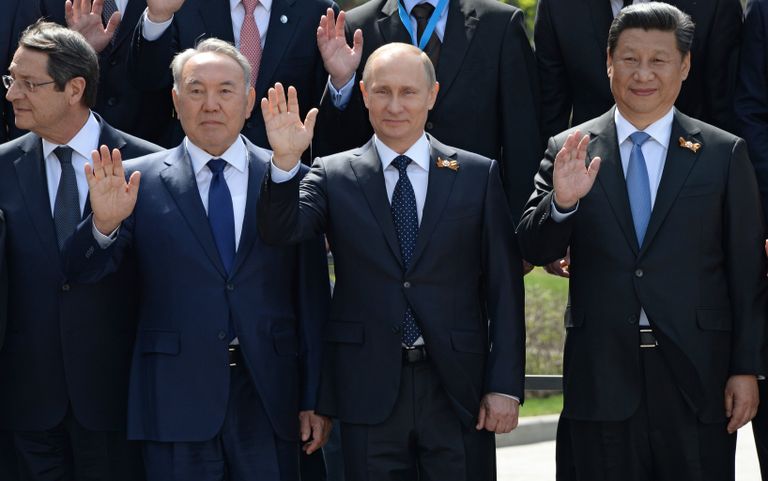 Президент Российской Федерации Владимир Путин, председатель Китайской Народной Республики Си Цзиньпин, президент Республики Кипр Никос Анастасиадис и президент Республики Казахстан Нурсултан Назарбаев во время совместного фотографирования Президент Российской Федерации Владимир Путин, председатель Китайской Народной Республики Си Цзиньпин, президент Республики Кипр Никос Анастасиадис и президент Республики Казахстан Нурсултан Назарбаев во время совместного фотографирования