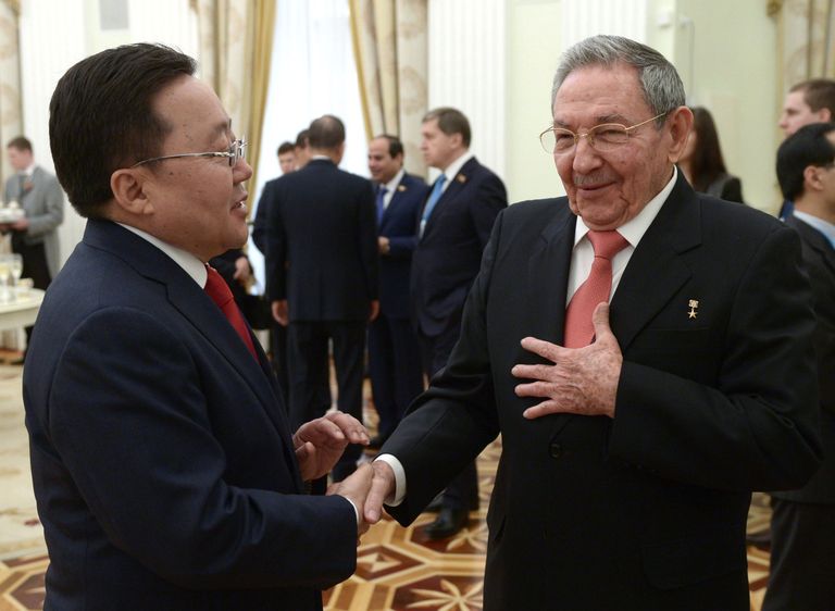 Президент Монголии Цахиагийн Элбэгдорж и председатель Государственного совета Кубы Рауль Кастро во время церемонии встречи президента России Владимира Путина с главами иностранных делегаций и почетных гостей в Кремле Президент Монголии Цахиагийн Элбэгдорж и председатель Государственного совета Кубы Рауль Кастро во время церемонии встречи президента России Владимира Путина с главами иностранных делегаций и почетных гостей в Кремле