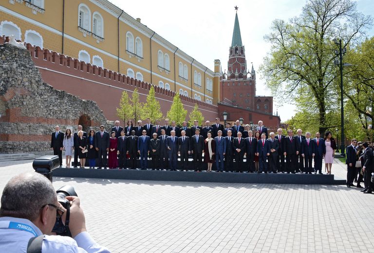 Церемония совместного фотографирования глав делегаций и почетных гостей в Александровском саду Церемония совместного фотографирования глав делегаций и почетных гостей в Александровском саду