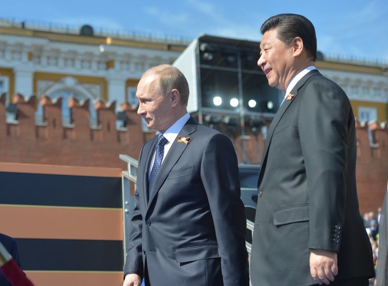 Президент России Владимир Путин и председатель Китайской Народной Республики Си Цзиньпин перед началом военного парада в ознаменование 70-й годовщины Победы в Великой Отечественной войне Президент России Владимир Путин и председатель Китайской Народной Республики Си Цзиньпин перед началом военного парада в ознаменование 70-й годовщины Победы в Великой Отечественной войне