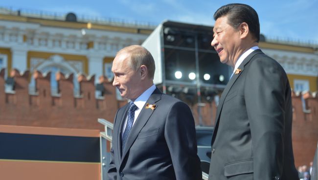 Президент России Владимир Путин и председатель Китайской Народной Республики Си Цзиньпин перед началом военного парада в ознаменование 70-й годовщины Победы в Великой Отечественной войне. Архивное фото. Президент России Владимир Путин и председатель Китайской Народной Республики Си Цзиньпин перед началом военного парада в ознаменование 70-й годовщины Победы в Великой Отечественной войне. Архивное фото.
