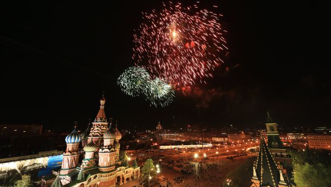 Праздничный салют в Москве в честь 70-летия Победы в Великой Отечественной войне 1941-1945 годов Праздничный салют в Москве в честь 70-летия Победы в Великой Отечественной войне 1941-1945 годов