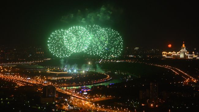 Праздничный салют в Москве, архивное фото Праздничный салют в Москве, архивное фото