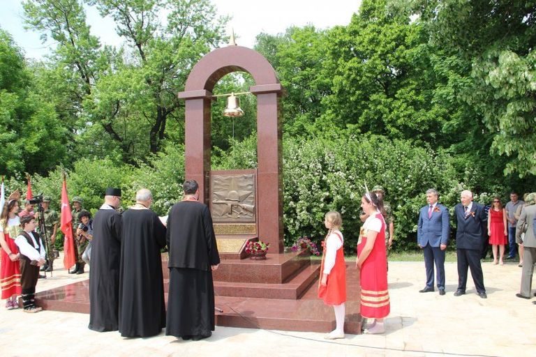 Мемориал воинам CCCР, погибшим от налета авиации США, в Сербии