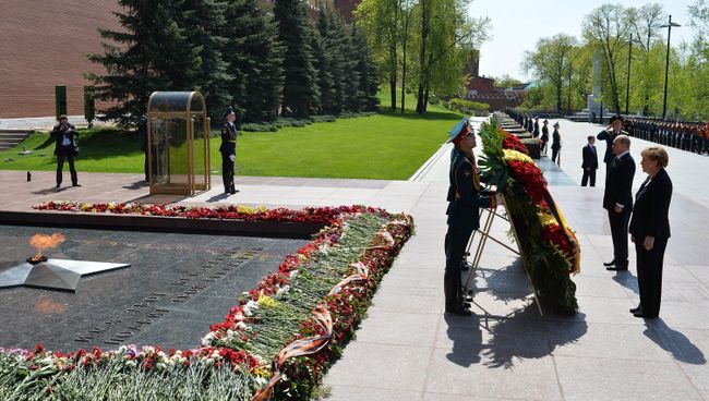 Церемония возложения цветов к Могиле Неизвестного солдата президентом РФ В.Путиным и канцлером Германии А.Меркель Церемония возложения цветов к Могиле Неизвестного солдата президентом РФ В.Путиным и канцлером Германии А.Меркель