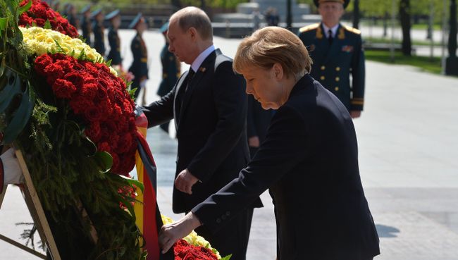 Церемония возложения цветов к Могиле Неизвестного солдата президентом РФ В.Путиным и канцлером Германии А.Меркель Церемония возложения цветов к Могиле Неизвестного солдата президентом РФ В.Путиным и канцлером Германии А.Меркель